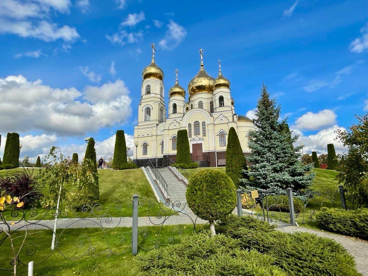 Володин показал осеннее очарование саратовского монастыря